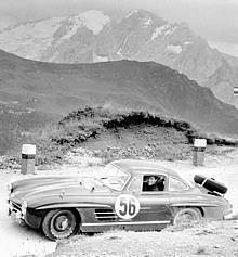 Rallye Lüttich – Rom – Lüttich 1955: Olivier Gendebien siegt auf einem Mercedes-Benz 300 SL (Baureihe W 198 I, 1954 bis 1957).